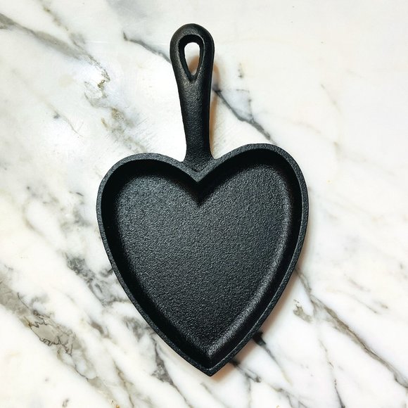 Vintage Other - VTG cast iron heart shaped egg pan